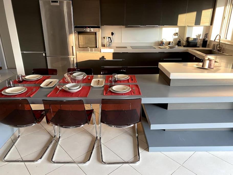 Spacious And Sunkissed 3Br & 2 Bathrooms Apartment Athena Bagian luar foto