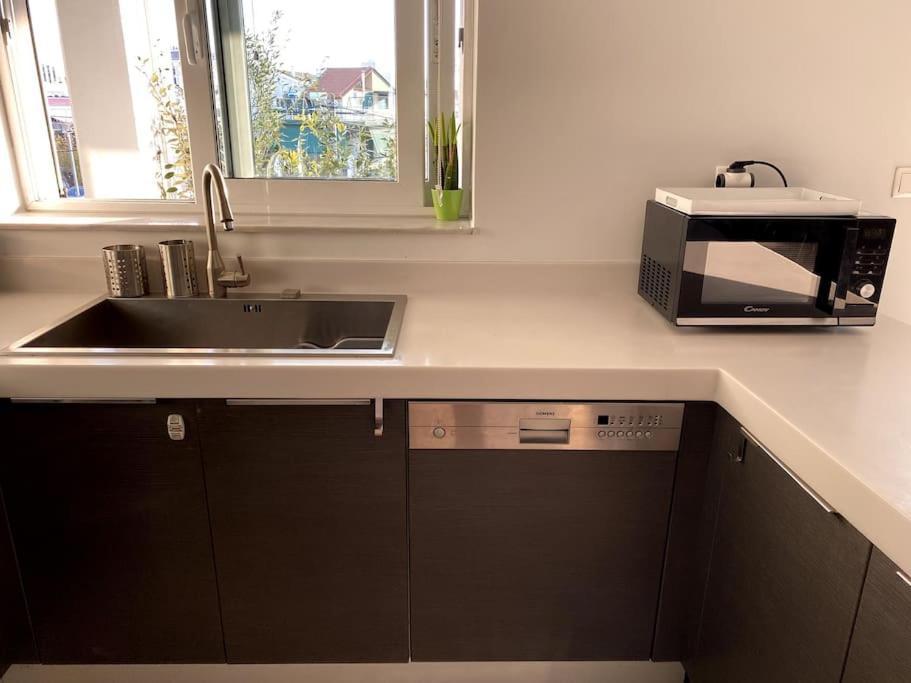 Spacious And Sunkissed 3Br & 2 Bathrooms Apartment Athena Bagian luar foto