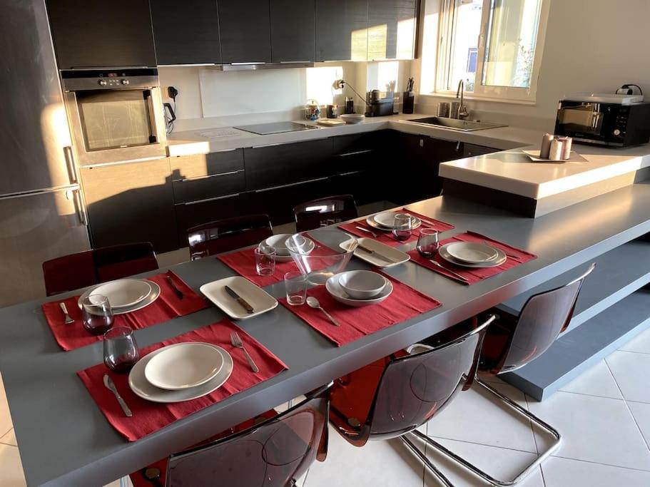 Spacious And Sunkissed 3Br & 2 Bathrooms Apartment Athena Bagian luar foto